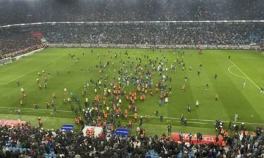 Trabzonspor fans attack Fenerbahçe players.