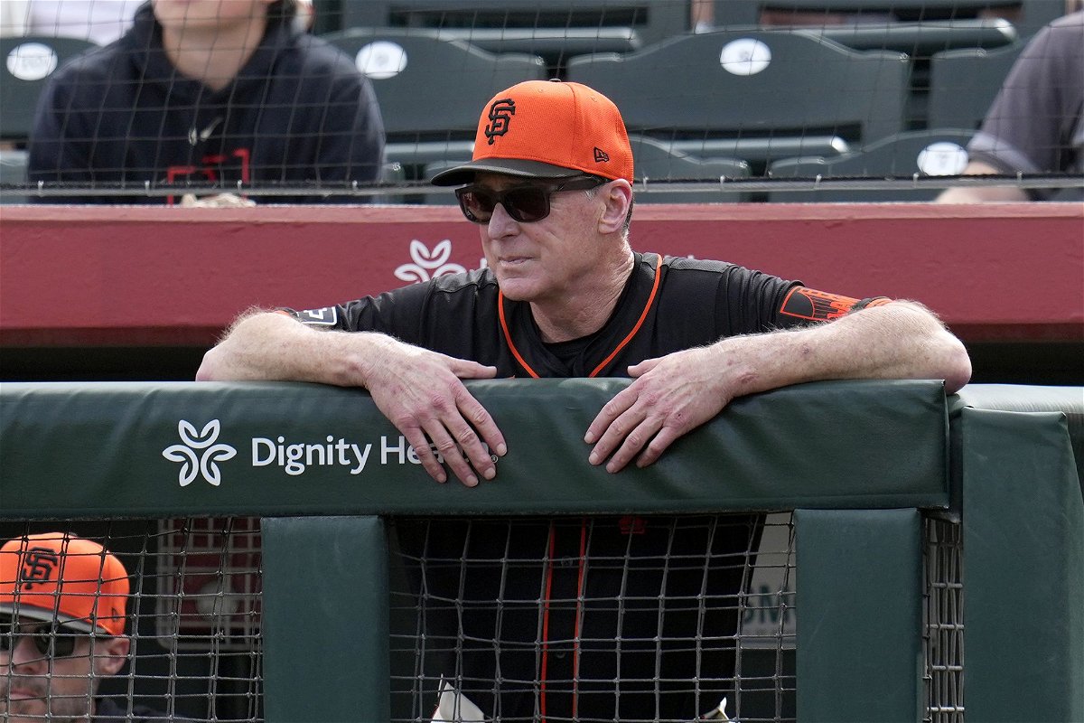 <i>Andy Kuno/San Francisco Giants/Getty Images via CNN Newsource</i><br/>Bob Melvin leads a San Francisco team meeting during the team's Spring Training.