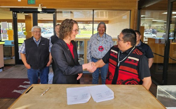 Bend Mayor Melanie Kebler, Warm Springs Tribal Council Chairman Johnathan W. SmithSr. shake hands after signing memorandum of understanding Thursday in Warm Springs.