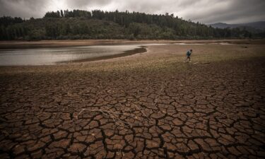 Water level markers in the San Rafael reservoir. Mayor Carlos Galán announced that water rationing measures for Bogotá would begin on April 11.