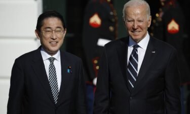 U.S. President Joe Biden poses for photographs with Japanese Prime Minister Kishida Fumio after his arrival at the White House on January 13