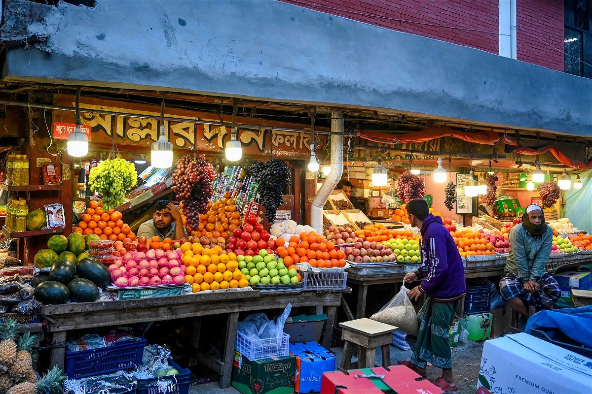 <i>Munir Uz Zaman/AFP/Getty Images via CNN Newsource</i><br/>Vendors sell fruit at a wholesale market in Dhaka on January 21.
