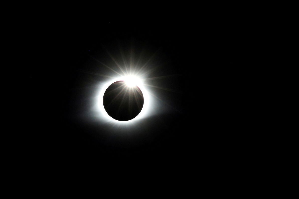 <i>Laurie Skrivan/St. Louis Post-Dispatch/Getty Images via CNN Newsource</i><br/>Spectators watch the eclipse on Monday