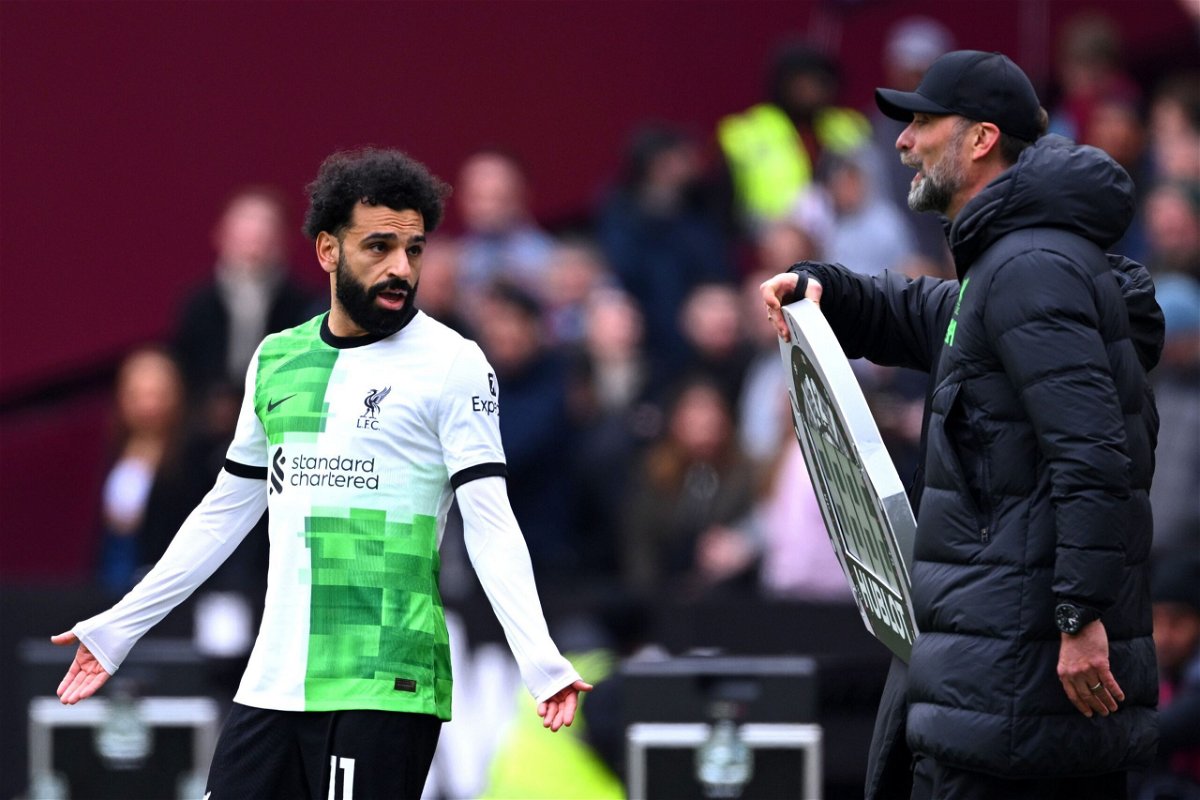 Mohamed Salah (left) appears to argue with manager Jürgen Klopp during the match against West Ham on April 27.