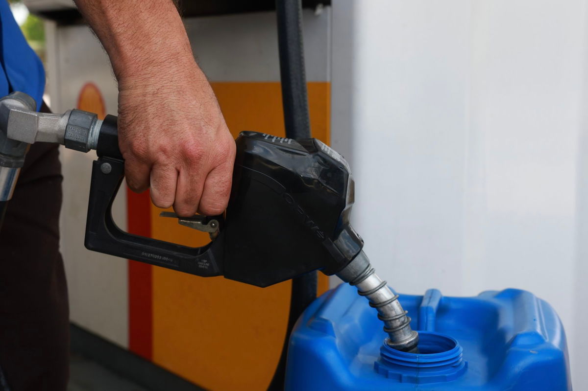 <i>Joe Raedle/Getty Images via CNN Newsource</i><br/>Julian Jemenez gets gas at a Shell station on May 15