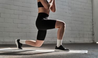 The reverse lunge can be an effective way to reduce pain and strengthen the muscles around your knees.