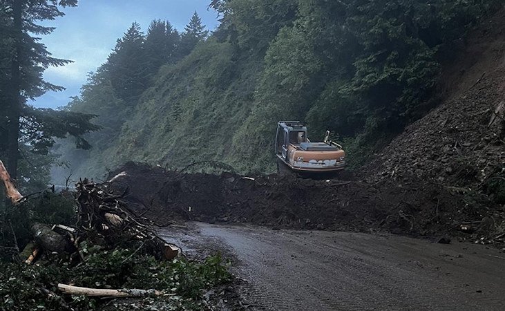 Landslide closed US Highway 101 on Oregon coast early Monday morning.