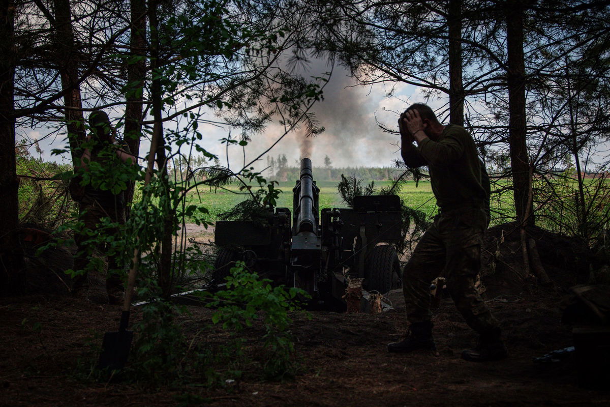 <i>Nikoletta Stoyanova/Getty Images via CNN Newsource</i><br/>Ukrainian soldiers with the 57th Motorized Brigade operate at an artillery position on June 9