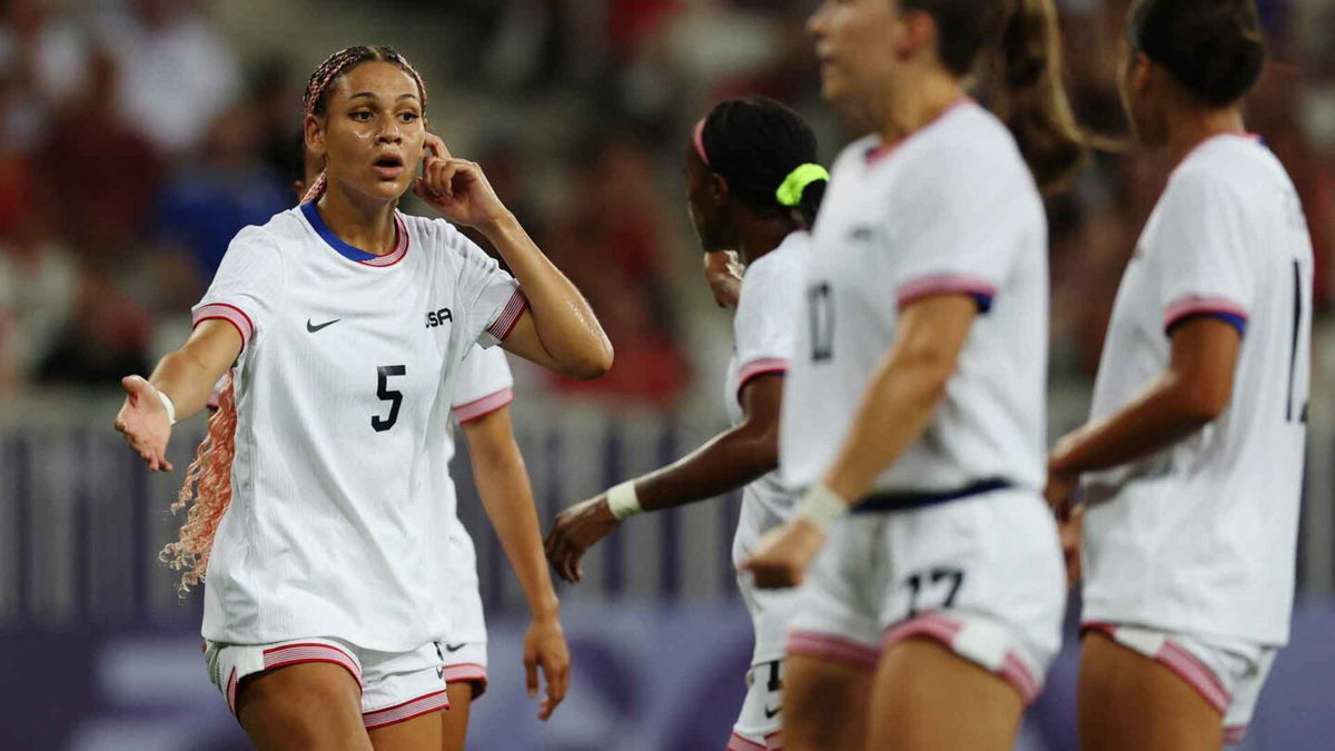 USWNT communicate during a match