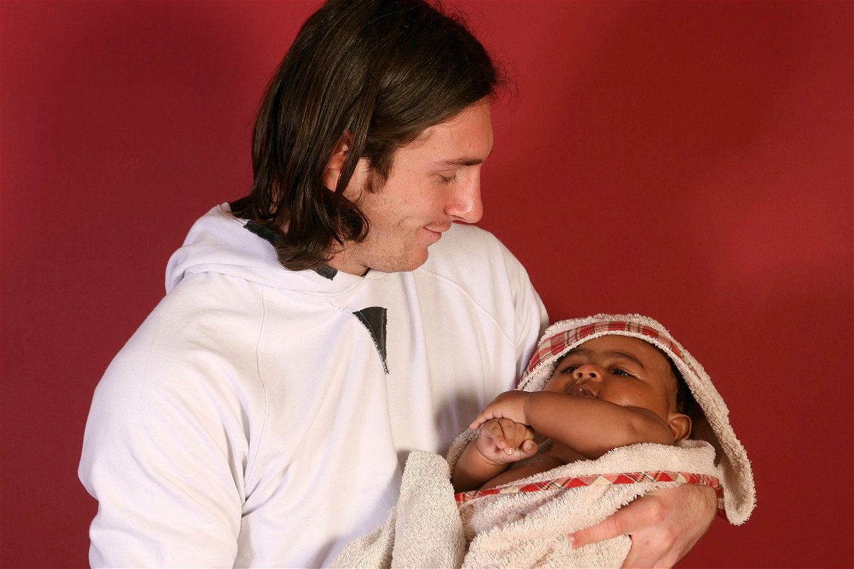 <i>Joan Monfort/AP via CNN Newsource</i><br/>Lionel Messi holds a baby Lamine Yamal for the photoshoot in 2007.