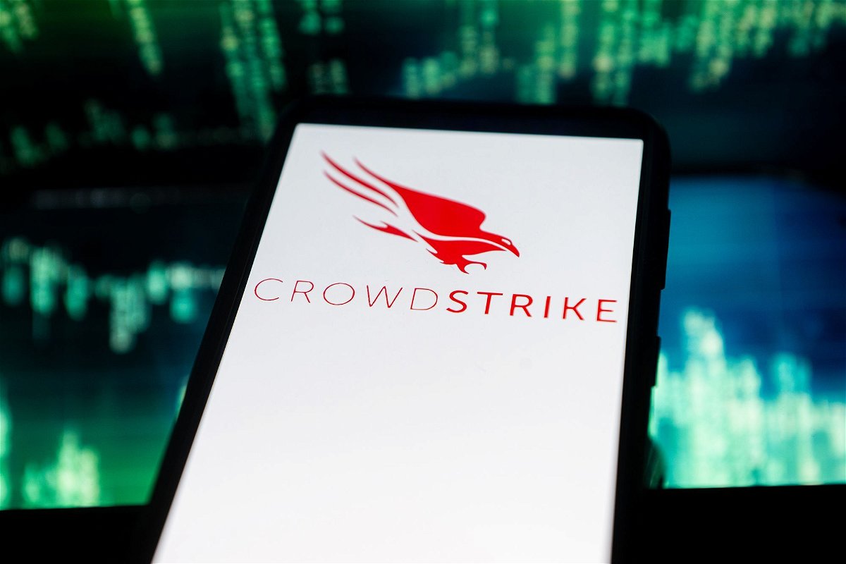 <i>Mateusz Slodkowski/SOPA Images/LightRocket/Getty Images via CNN Newsource</i><br/>In this photo illustration a Crowdstrike logo seen displayed on a smartphone. The global computer outage affecting airports