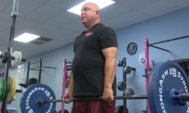 A retired Tucson firefighter turned powerlifter is getting back on the competitive stage.