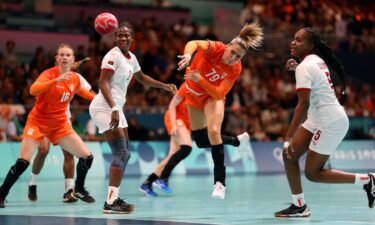 Netherlands outlasts Angola to start preliminary round