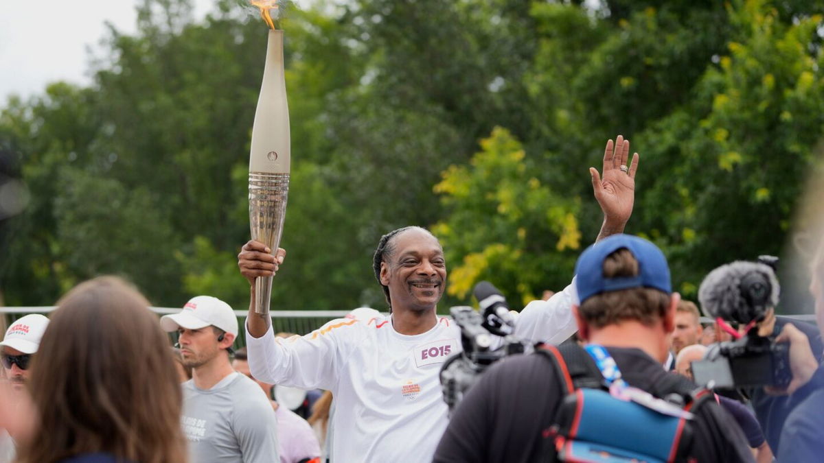 Snoop Dogg carries Olympic torch