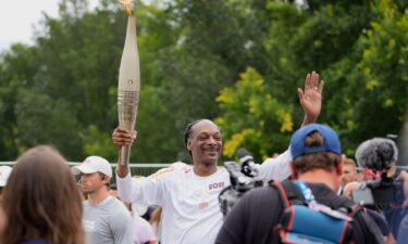 Snoop Dogg carries Olympic torch