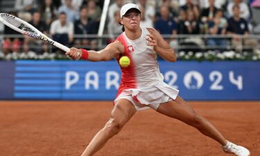 World No. 1 Swiatek tops Begu in straight sets in Round 1