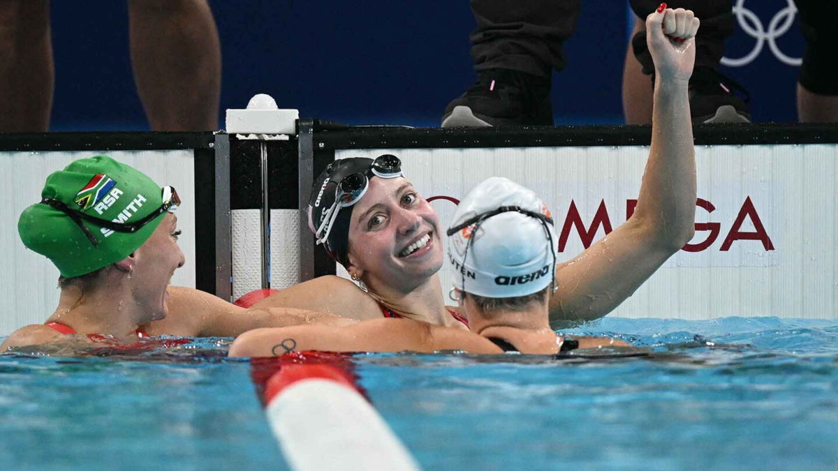 Kate Douglass (center) celebrates with fellow 200m breaststroke medalists Tatjana Smith (left) and Tess Shouten (right).