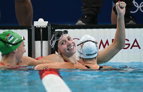 Kate Douglass (center) celebrates with fellow 200m breaststroke medalists Tatjana Smith (left) and Tess Shouten (right).