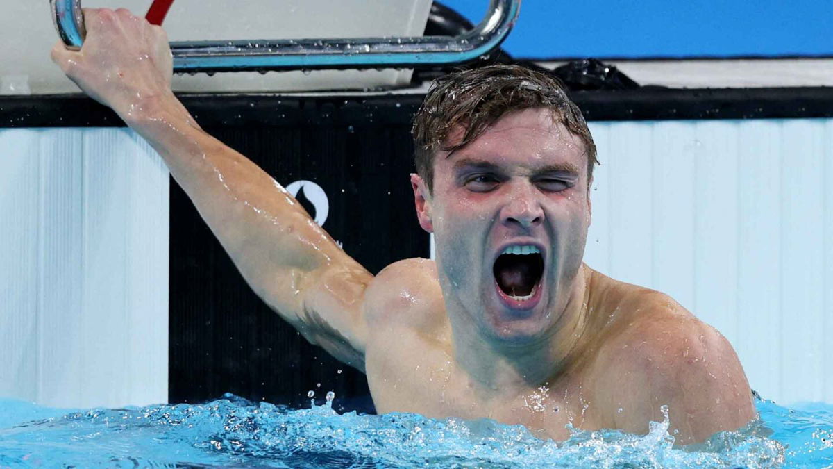 Bobby Finke celebrates winning the men's 1500m freestyle at the 2024 Paris Olympics.