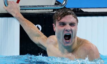 Bobby Finke celebrates winning the men's 1500m freestyle at the 2024 Paris Olympics.