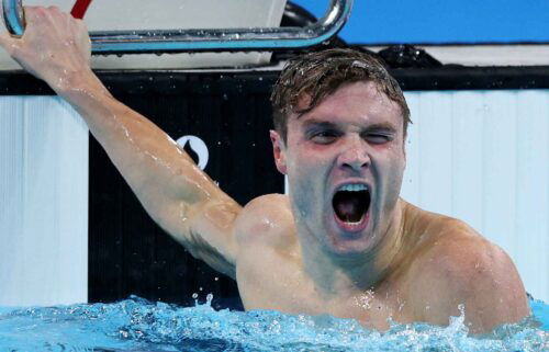 Bobby Finke celebrates winning the men's 1500m freestyle at the 2024 Paris Olympics.