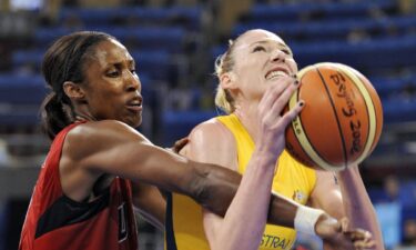 Lisa Leslie defends against Lauren Jackson in 2008 Olympics