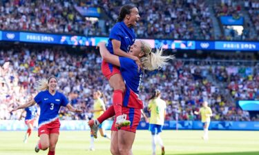 Mallory Swanson celebrates with U.S. teammate Lindsey Horan