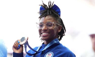 Melissa Jefferson holds up silver medal