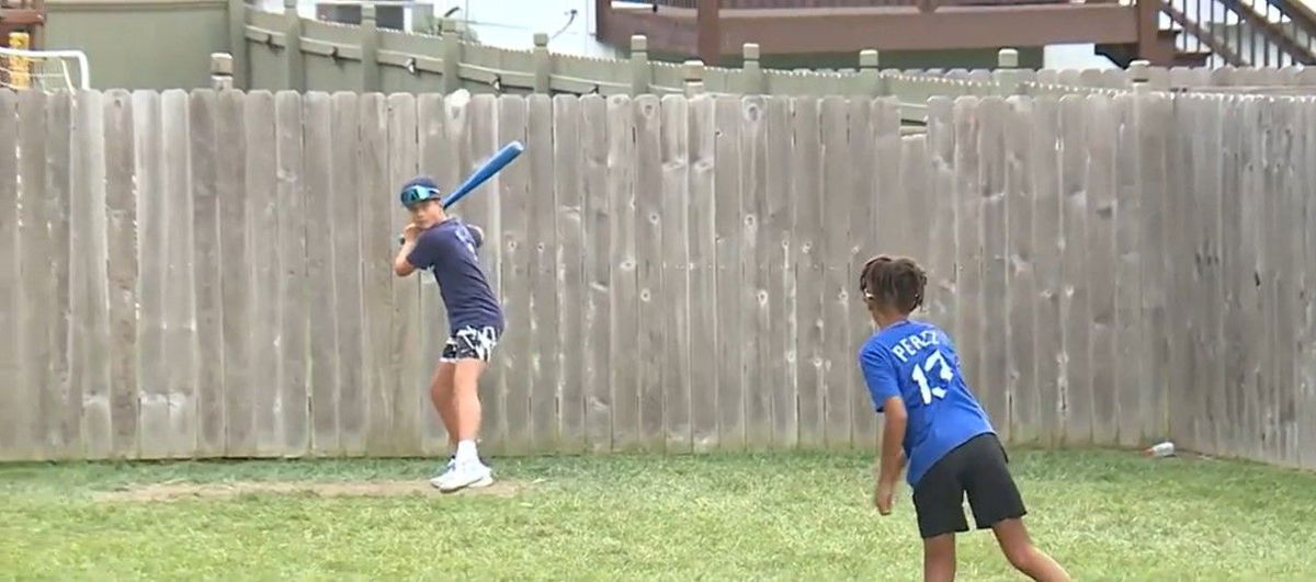 <i>KMBC via CNN Newsource</i><br/>Kansas City Royals catcher Salvador Pérez surprised a Wyandotte County neighborhood by joining their Wiffle ball game.