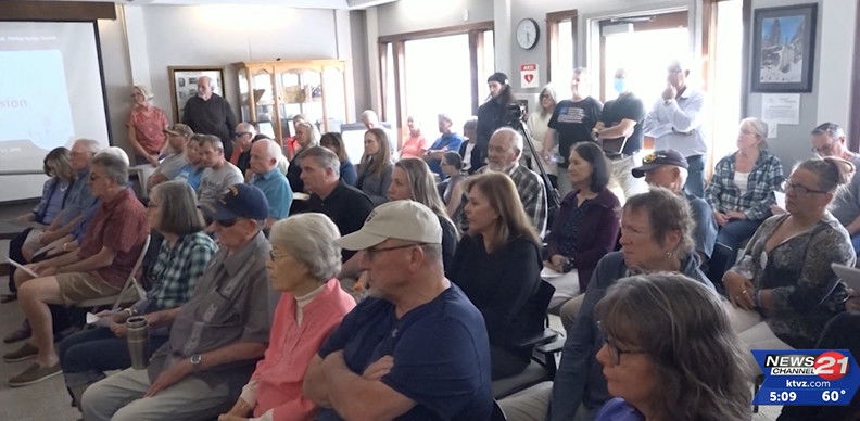 Amidst huge crowds, La Pine Planning Commission approves Habitat for Humanity’s controversial townhouse project