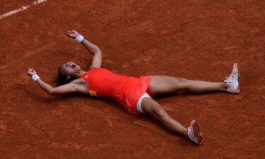 Zheng celebrates after defeating Świątek.