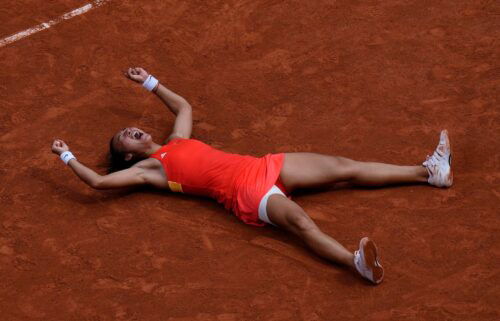 Zheng celebrates after defeating Świątek.