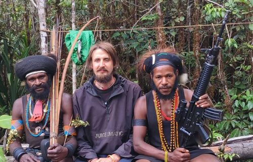 NZ Pilot Philip Mehrtens flanked by members of the West Papua National Liberation Army.