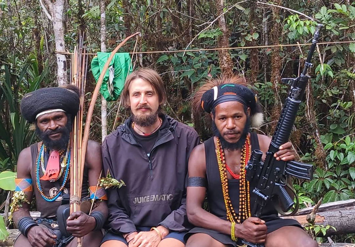 <i>West Papua National Liberation Army via CNN Newsource</i><br/>NZ Pilot Philip Mehrtens flanked by members of the West Papua National Liberation Army.