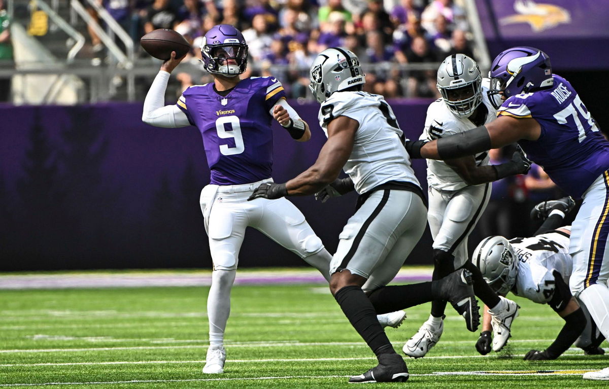 <i>Stephen Maturen/Getty Images via CNN Newsource</i><br/>JJ McCarthy throws the ball in the second quarter against the Las Vegas Raiders.