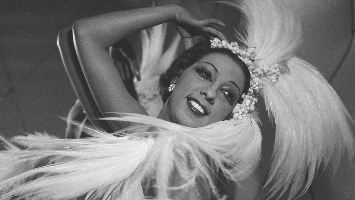 Josephine Baker posing