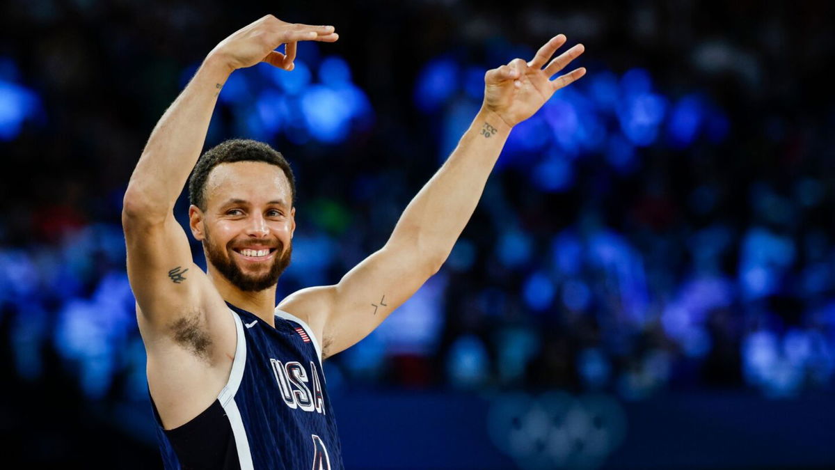 Curry erupts late as U.S. holds off France for gold