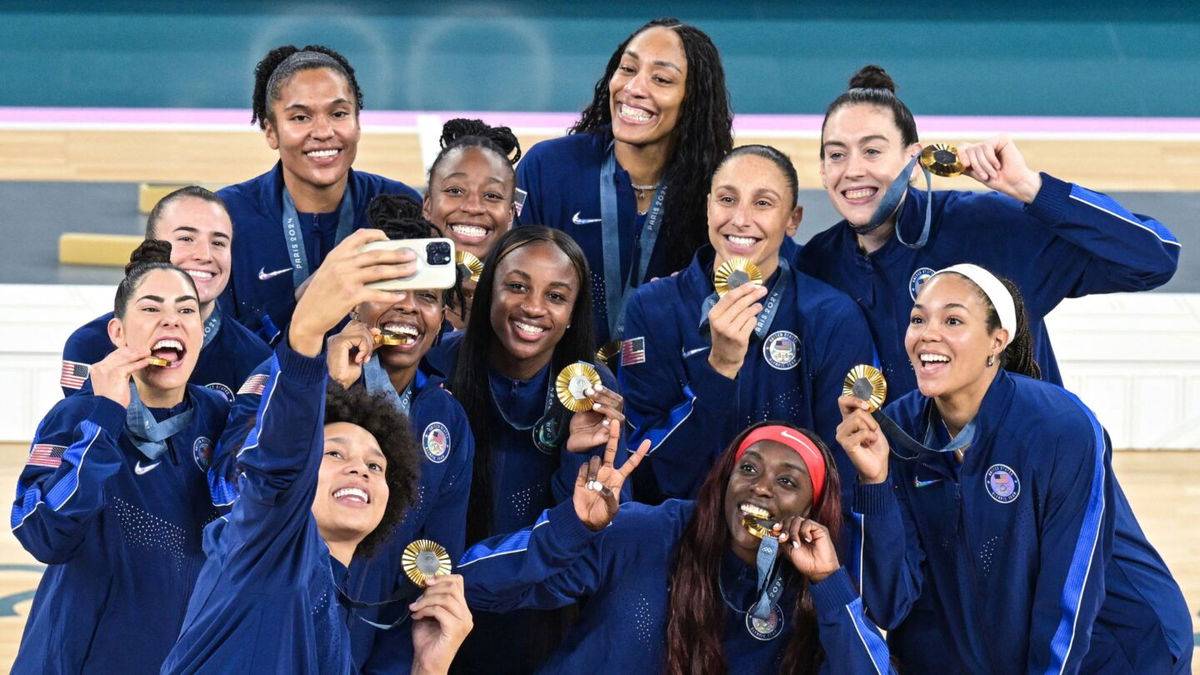 Watch the U.S. women's basketball team get its gold medals