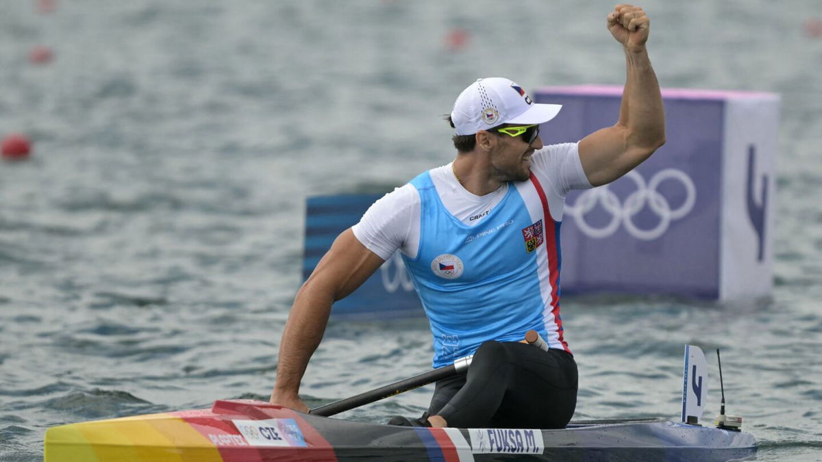 Fuska runs away from everybody to take men's C-1 1000m gold