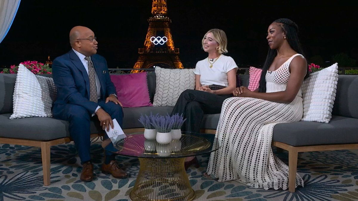 Mike Tirico chats with Heidi Gardner and Ego Nwodim