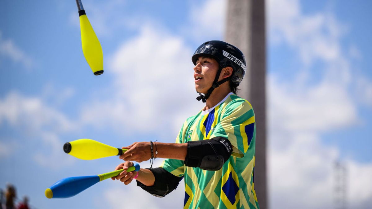 Augusto Akio juggling