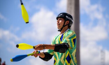 Augusto Akio juggling