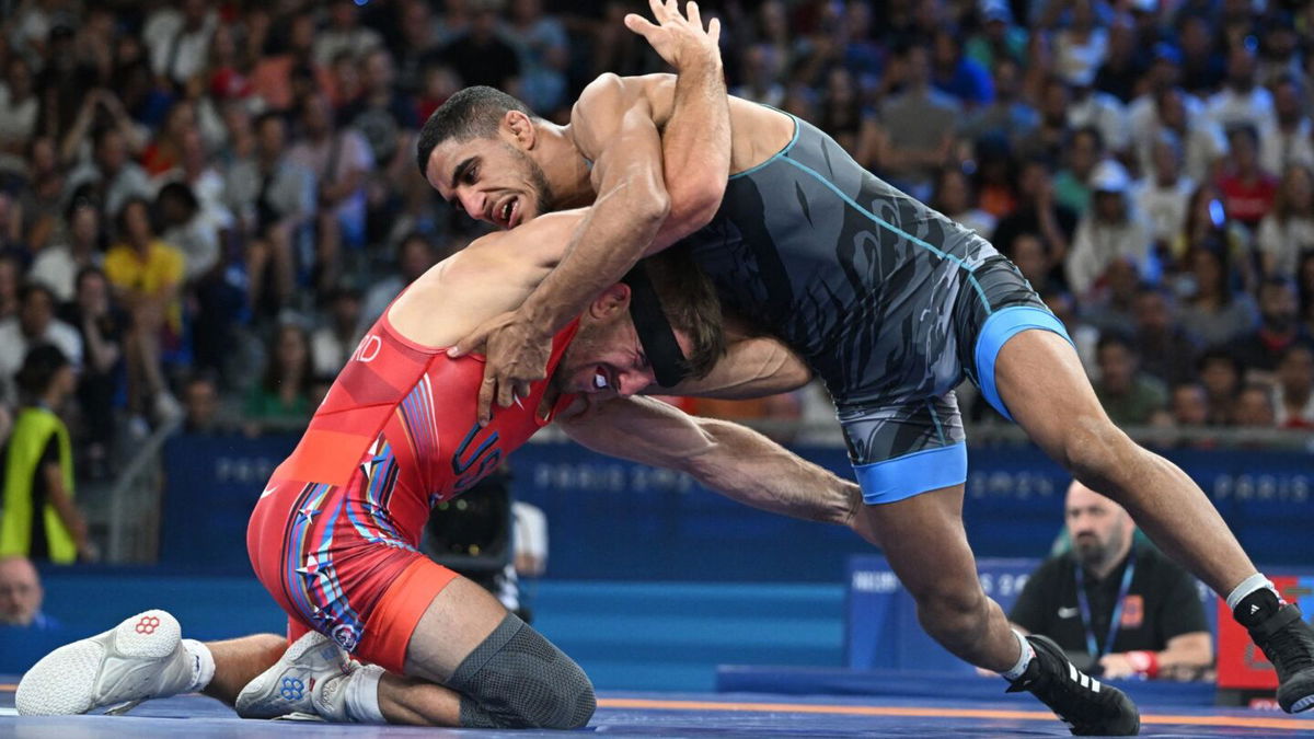 Iran's Amouzadkhalili routs USA's Retherford