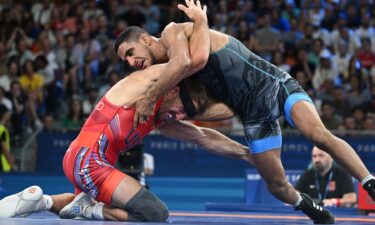 Iran's Amouzadkhalili routs USA's Retherford