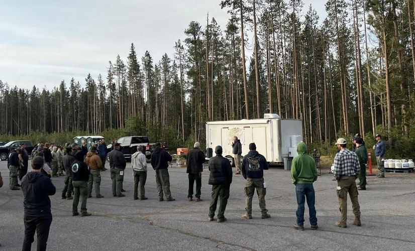 Bachelor Complex morning briefing with the Central Oregon Interagency Type 3 IMT