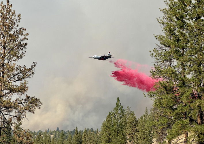 Plane drops retardant on the Service Fire, part of the Fossil Complex