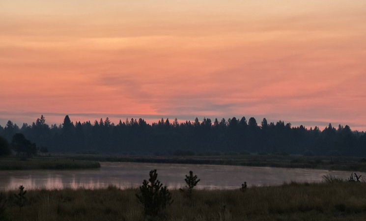 Smoky-sunrise-over-Deschutes-Sunriver-Ma