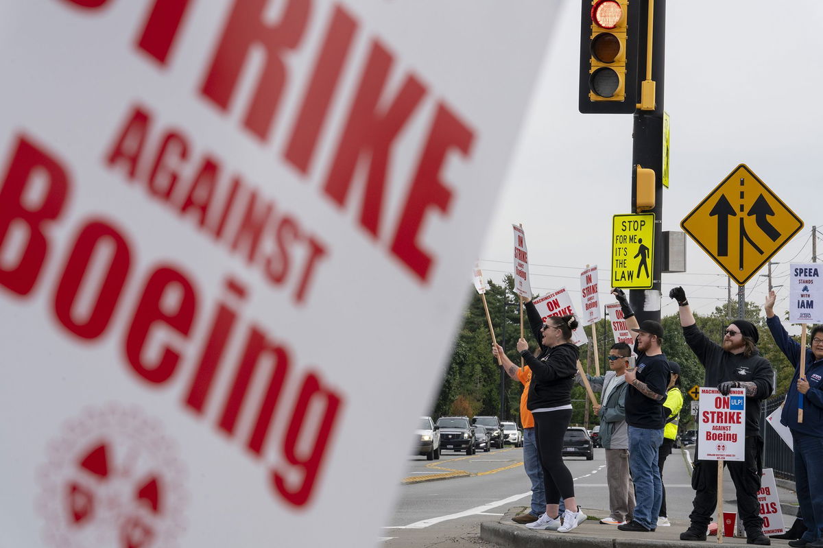 <i>M. Scott Brauer/Bloomberg/Getty Images via CNN Newsource</i><br/>Workers with picket signs outside the Boeing Co. manufacturing facility.