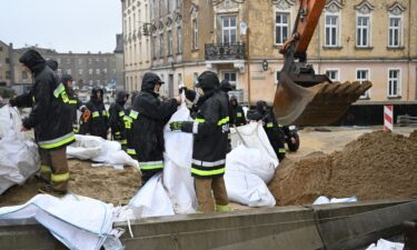 Firefighters fill sand bags in Glucholazy