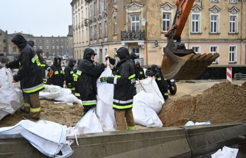 Firefighters fill sand bags in Glucholazy